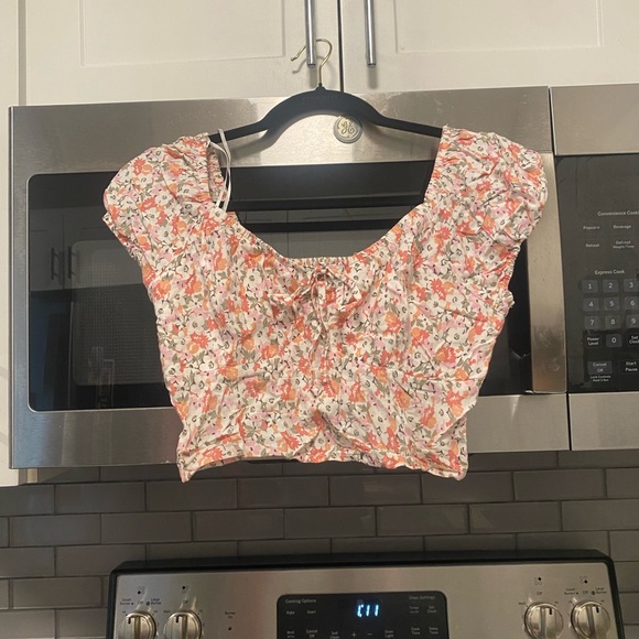 Floral crop top, hollister, size small - Picture 1 of 2